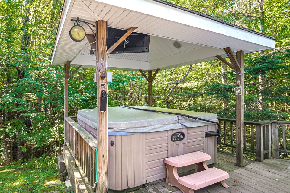 13-Acre Vermont Estate w/ Hot Tub & Game Room House in West Dover