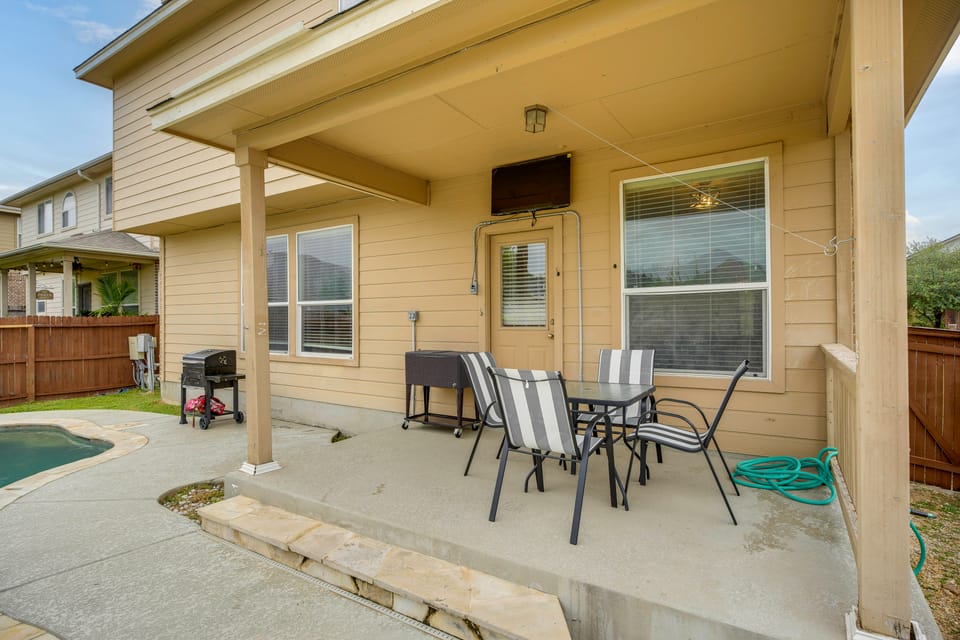 7 Mi to SeaWorld! Group-Friendly Getaway w/ Pool House in San Antonio