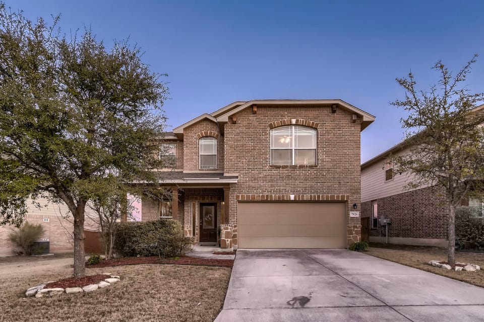 7 Mi to SeaWorld! Group-Friendly Getaway w/ Pool House in San Antonio
