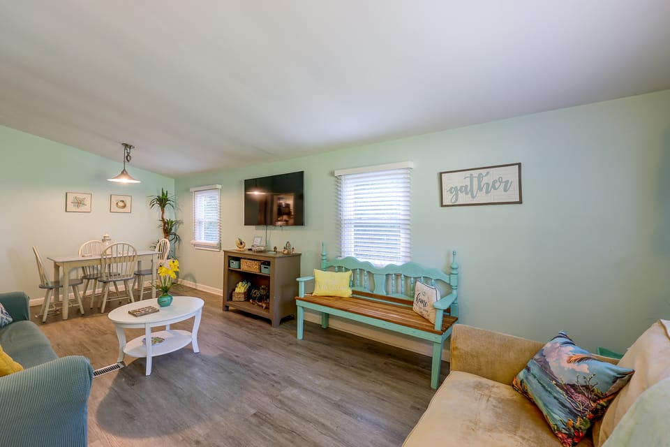 Gaston Lake House: Dock, Deck, Game Room! House in Bracey
