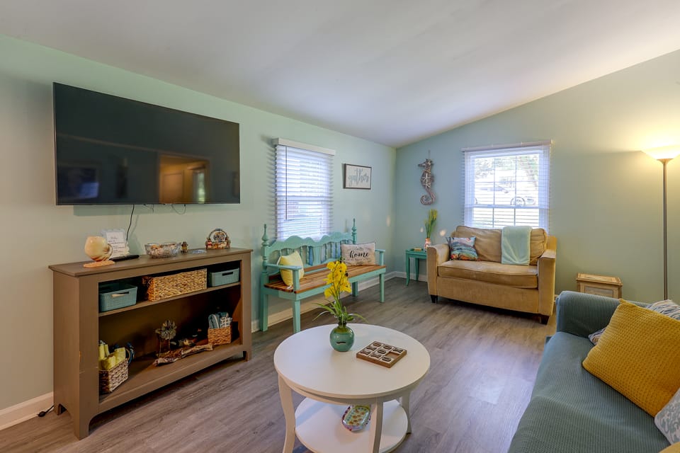 Gaston Lake House: Dock, Deck, Game Room! House in Bracey