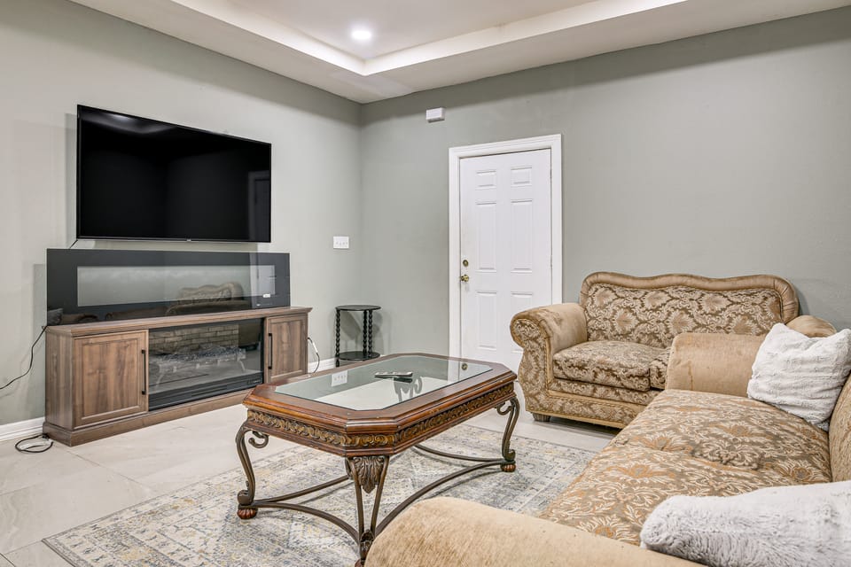 San Benito Home w/ Pool, Close to Dtwn House in San Benito