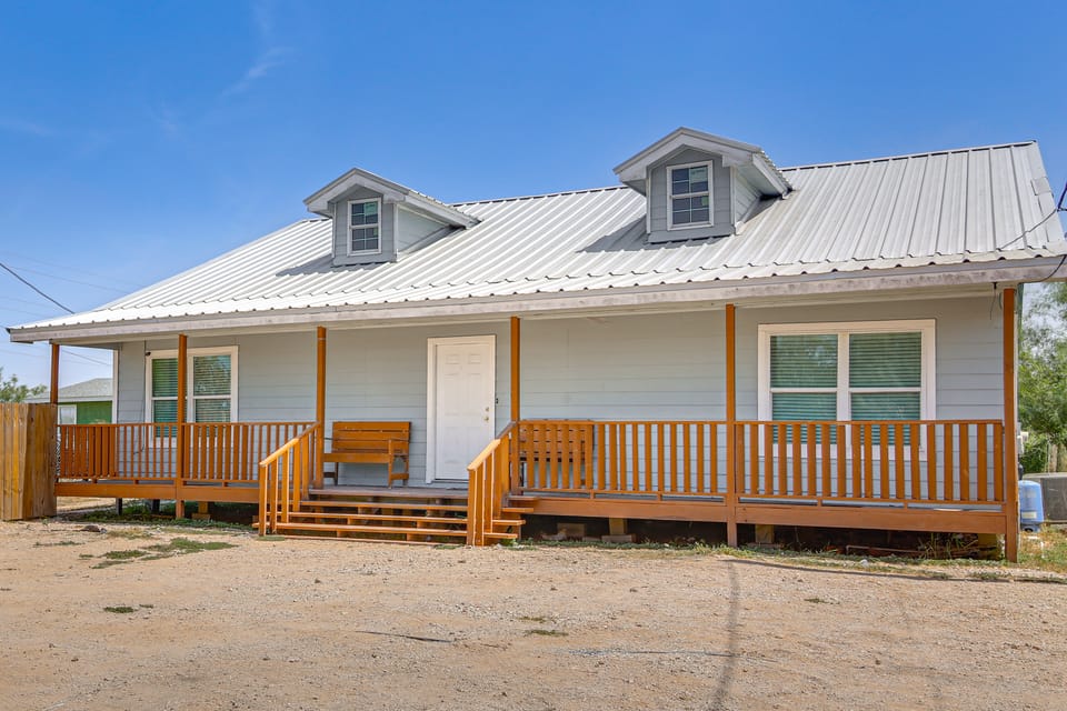 San Benito Home w/ Pool, Close to Dtwn House in San Benito