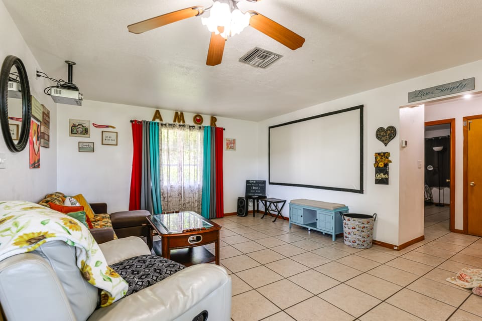 Lake-View Family Home, 6 Mi to Spanish Springs! House in Florida