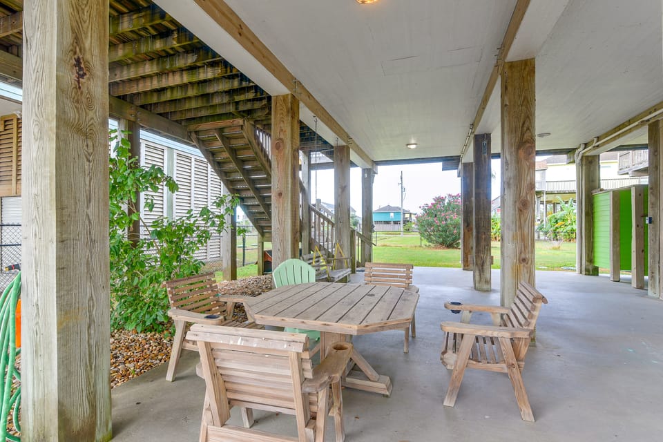 3 Block to Ocean! Walkable Crystal Beach Retreat House in Bolivar Peninsula