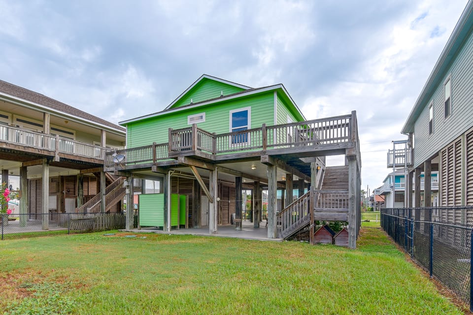 3 Block to Ocean! Walkable Crystal Beach Retreat House in Bolivar Peninsula