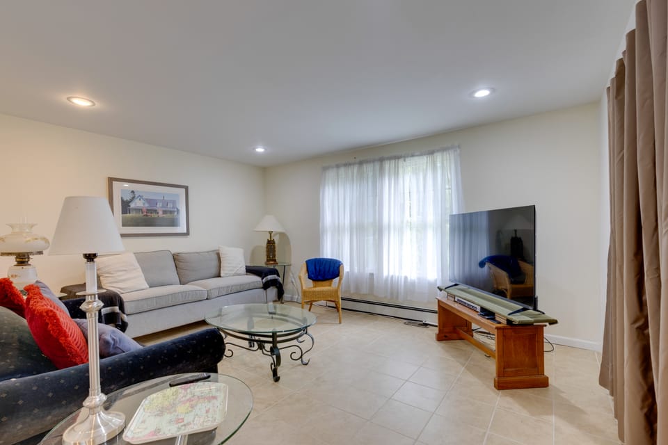 1 Mi to the Water! Mastic Beach Apt Apartment in Mastic Beach