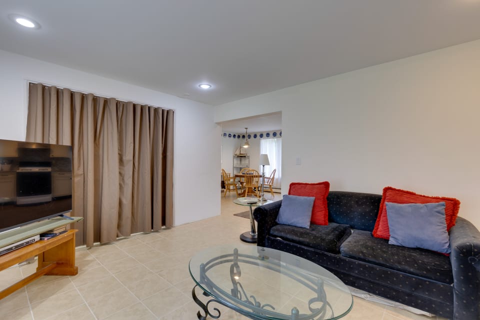 1 Mi to the Water! Mastic Beach Apt Apartment in Mastic Beach