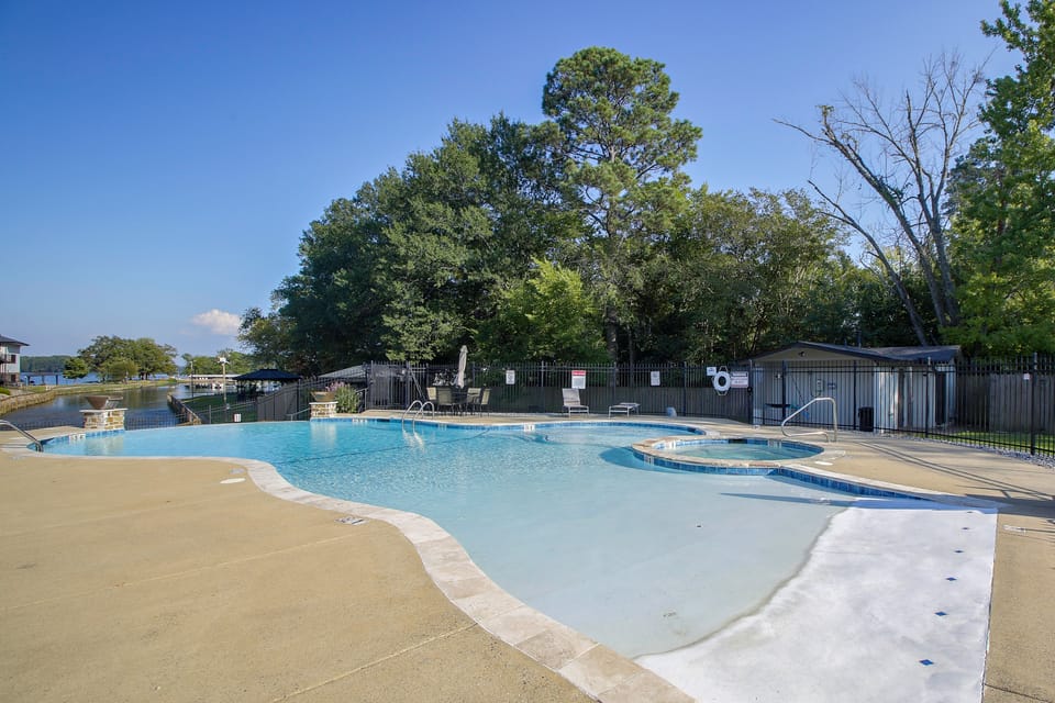 Resort Perks! Lakefront Unit | Extended Stays Apartment in Lake Hamilton