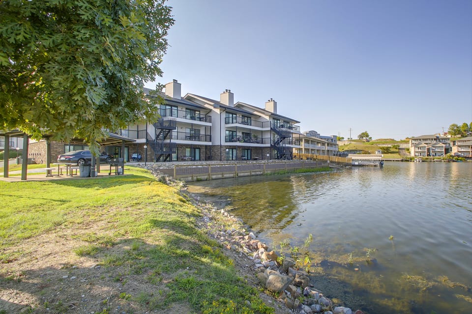 Resort Perks! Lakefront Unit | Extended Stays Apartment in Lake Hamilton