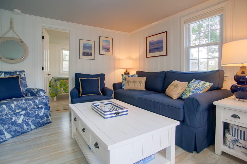Walk to Beach & Eats! Dennis Port Cottage, 2 Decks Apartment in Dennis Port