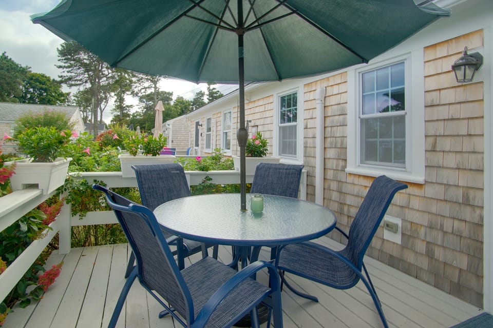 Walk to Beach & Eats! Dennis Port Cottage, 2 Decks Apartment in Dennis Port