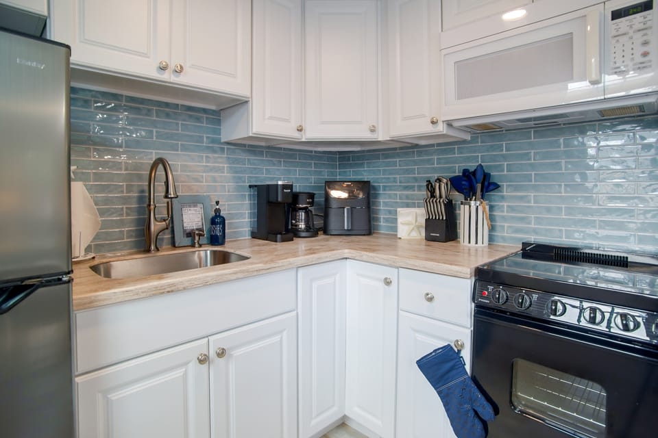 Walk to Beach & Eats! Dennis Port Cottage, 2 Decks Apartment in Dennis Port