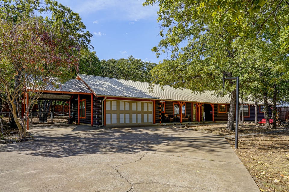 2 Mi to Historic Dtwn! Family Getaway w/ Game Room House in Granbury