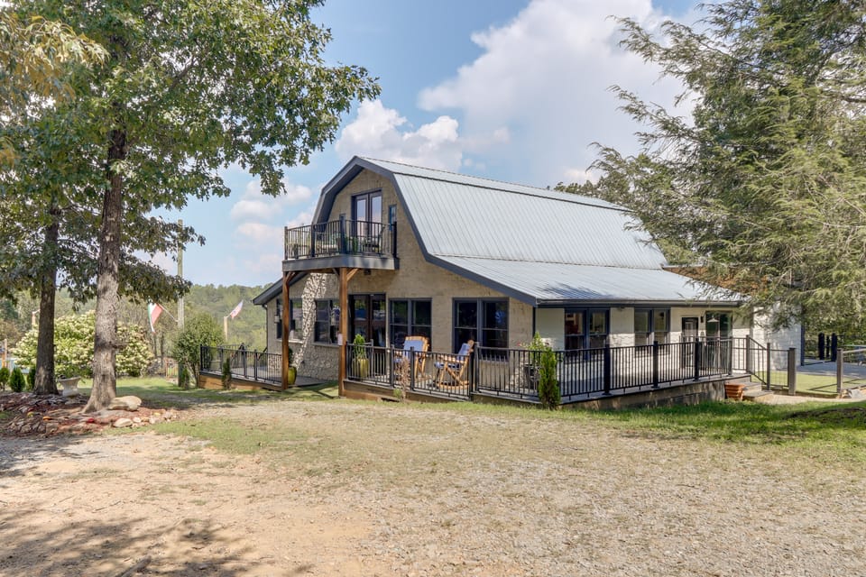 Quiet Countryside Escape w/ Views in Talking Rock House in Georgia