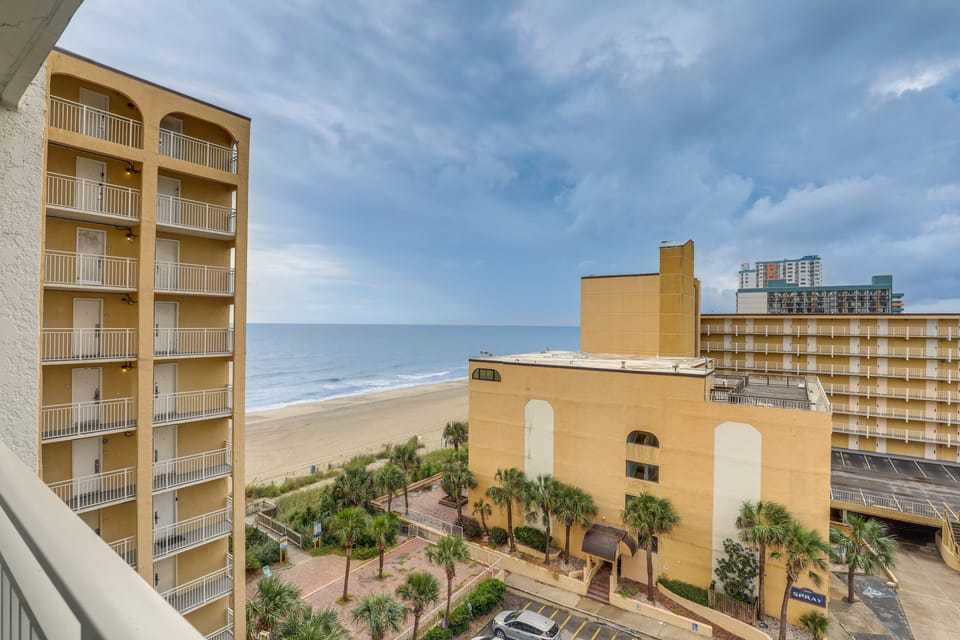 Beachfront Bliss & Ocean Views: Myrtle Beach Gem Apartment in Myrtle Beach