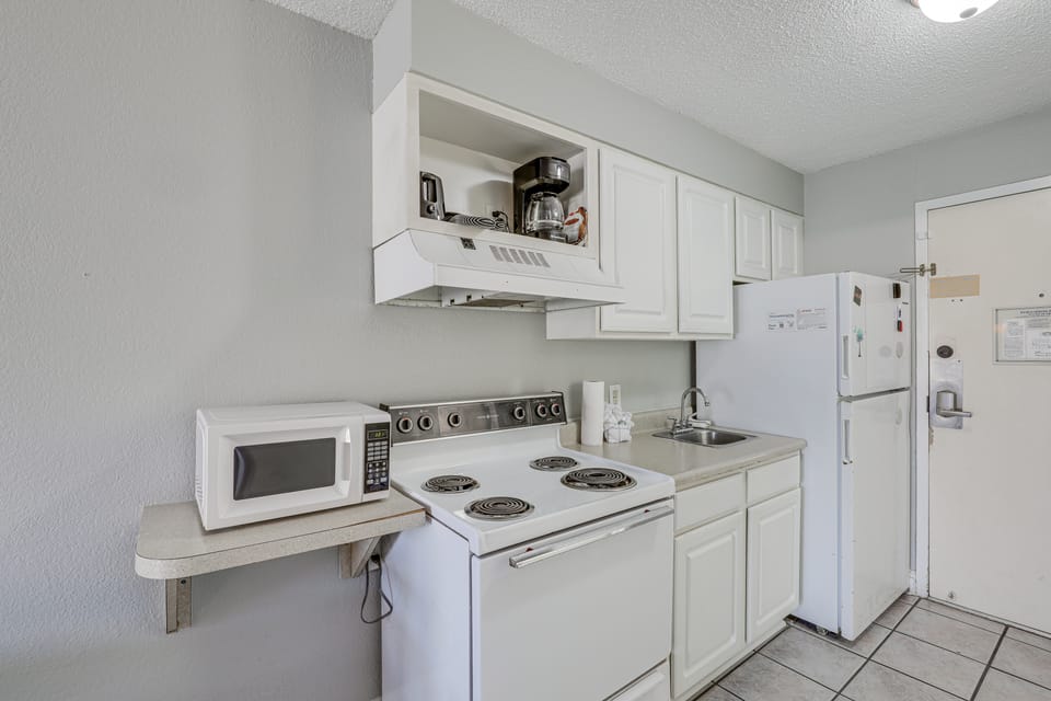 Beachfront Bliss & Ocean Views: Myrtle Beach Gem Apartment in Myrtle Beach