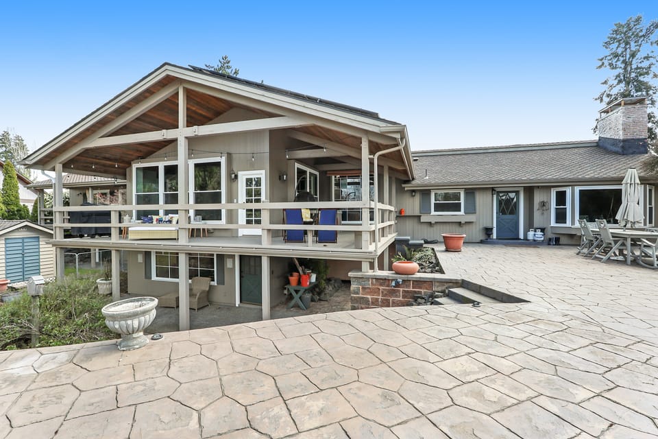 Lakefront ‘The Fern Cabin’ w/ Fire Pit & Game Room House in Washington