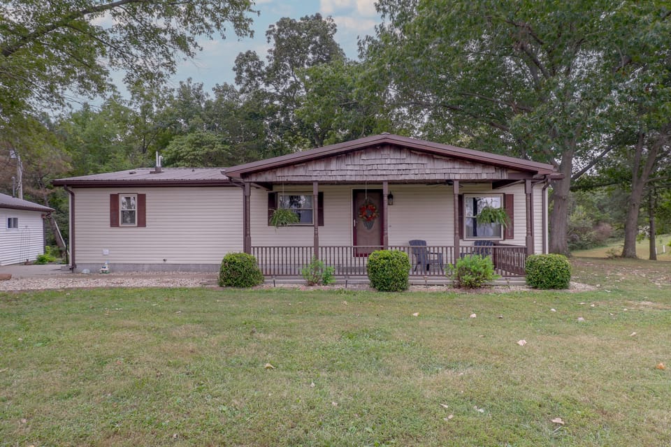 Recently Remodeled! Hillsboro Home w/ Fire Pit House in Illinois