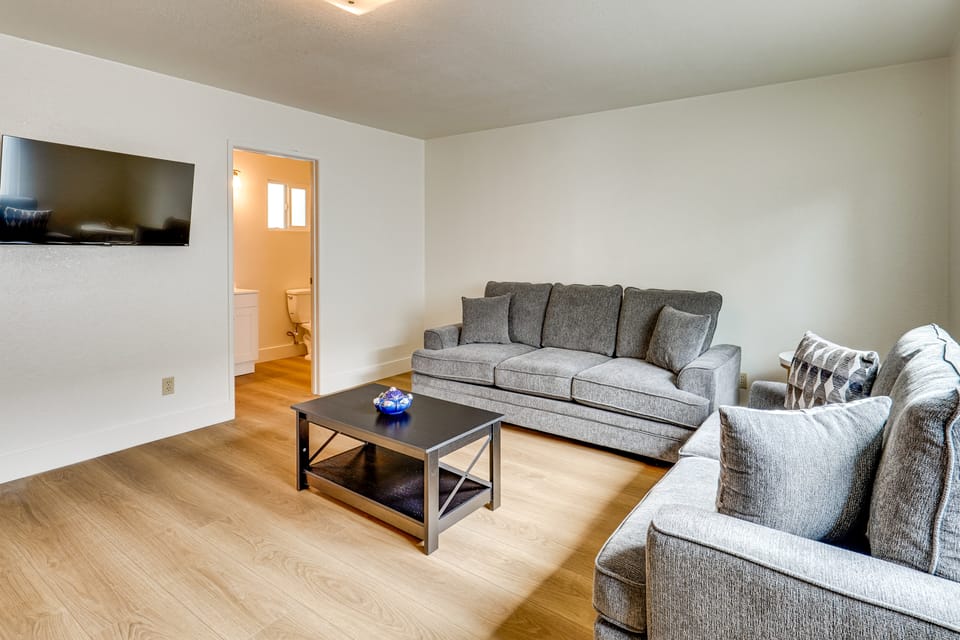 Fullerton Suite w/ Private Yard, Extended Stays House in Buena Park