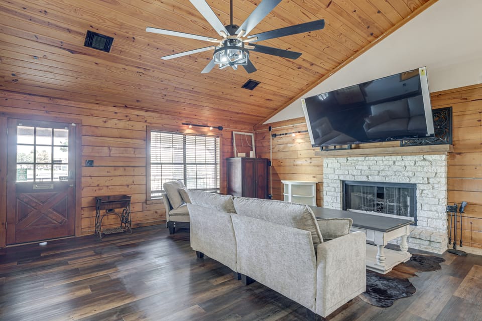 Cabin Near Bastrop State Park, 30 Mi to Austin House in Bastrop