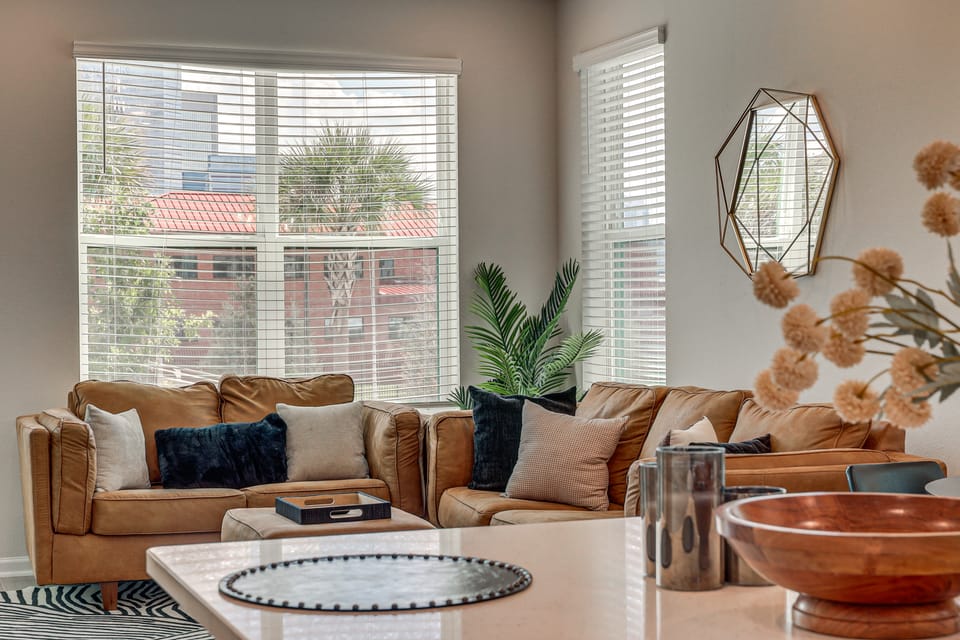 City Skyline Views! Modern Dtwn Jax Townhome Apartment in Jacksonville