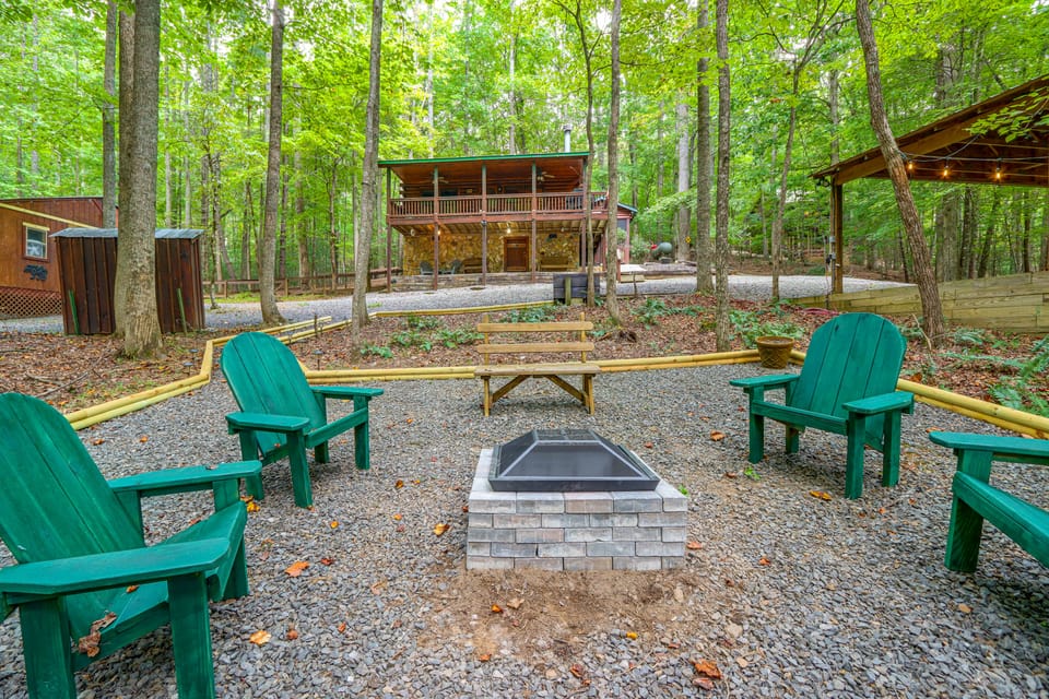 Pet-Friendly Cozy Cabin Retreat  Hot Tub & Trails House in Georgia