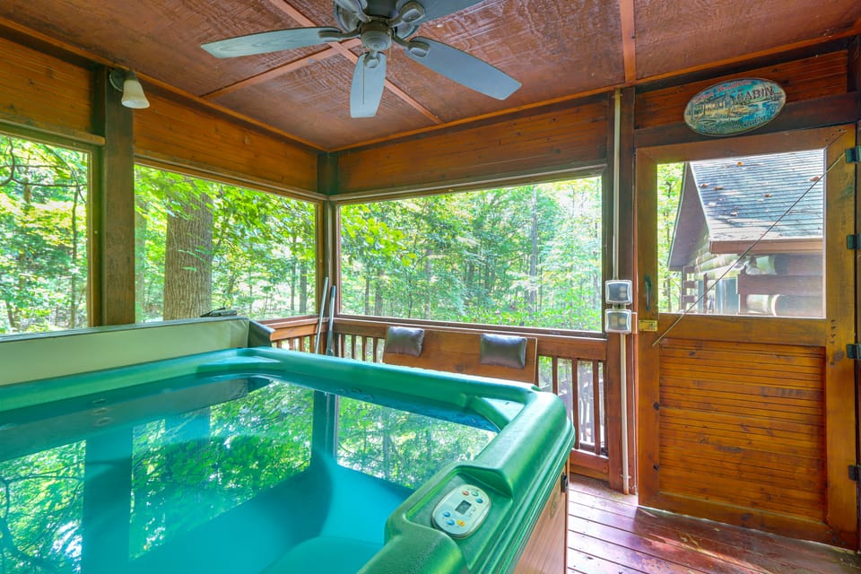 Pet-Friendly Cozy Cabin Retreat  Hot Tub & Trails House in Georgia