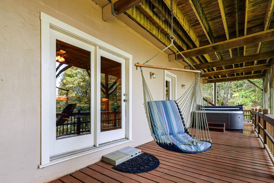 Hot Tub & Mtn Views: Wolf Laurel Home House in North Carolina