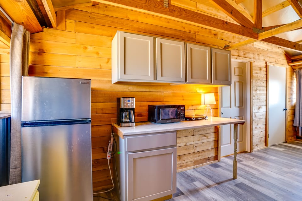 6-Acre Barndominium Escape, 6 Mi to Lake Cleburne! Apartment in Cleburne