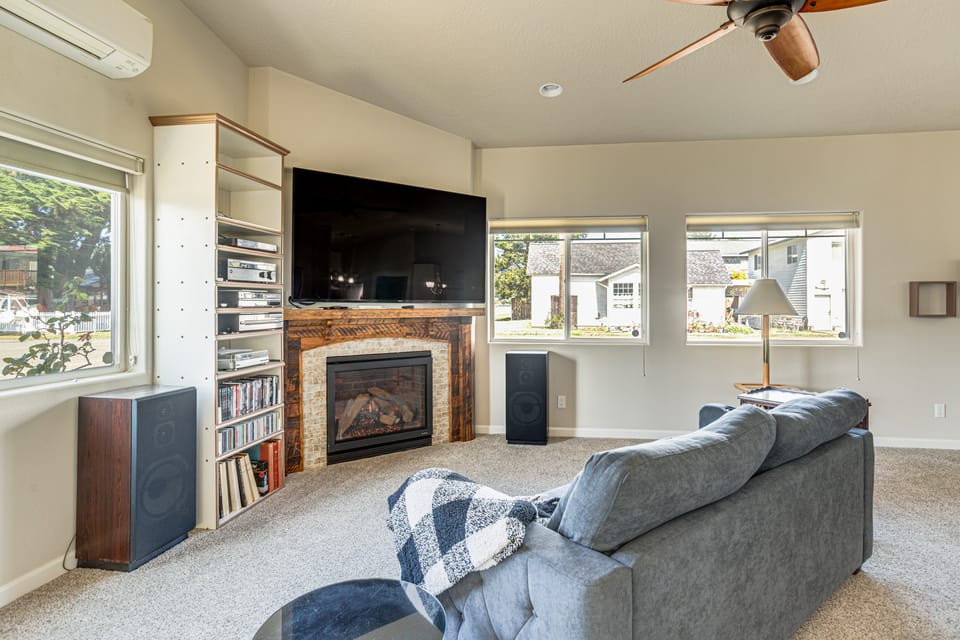 Holiday at Alsea Bay: 1 Block to the Bay! House in Waldport