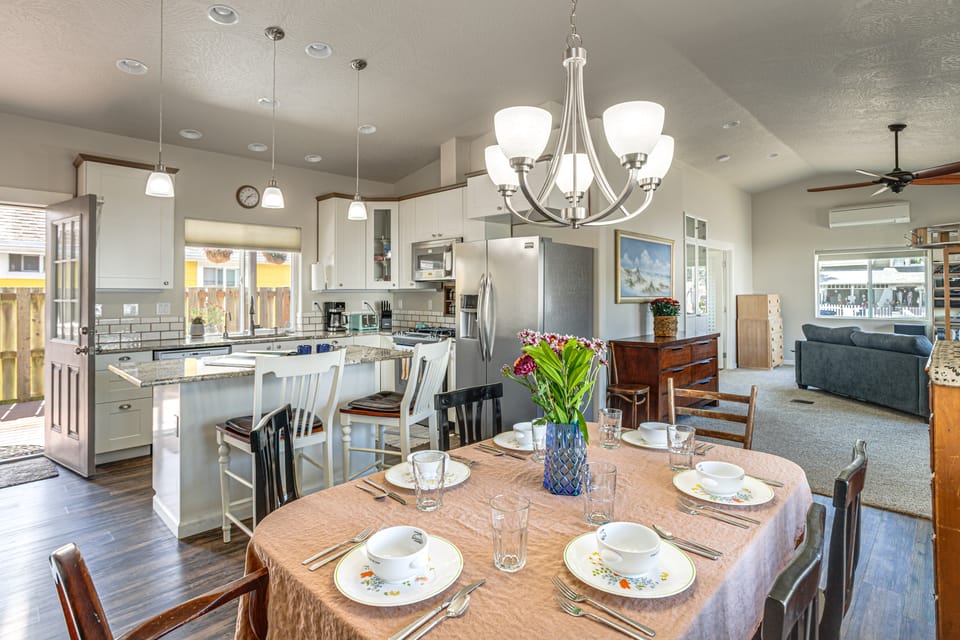 Holiday at Alsea Bay: 1 Block to the Bay! House in Waldport