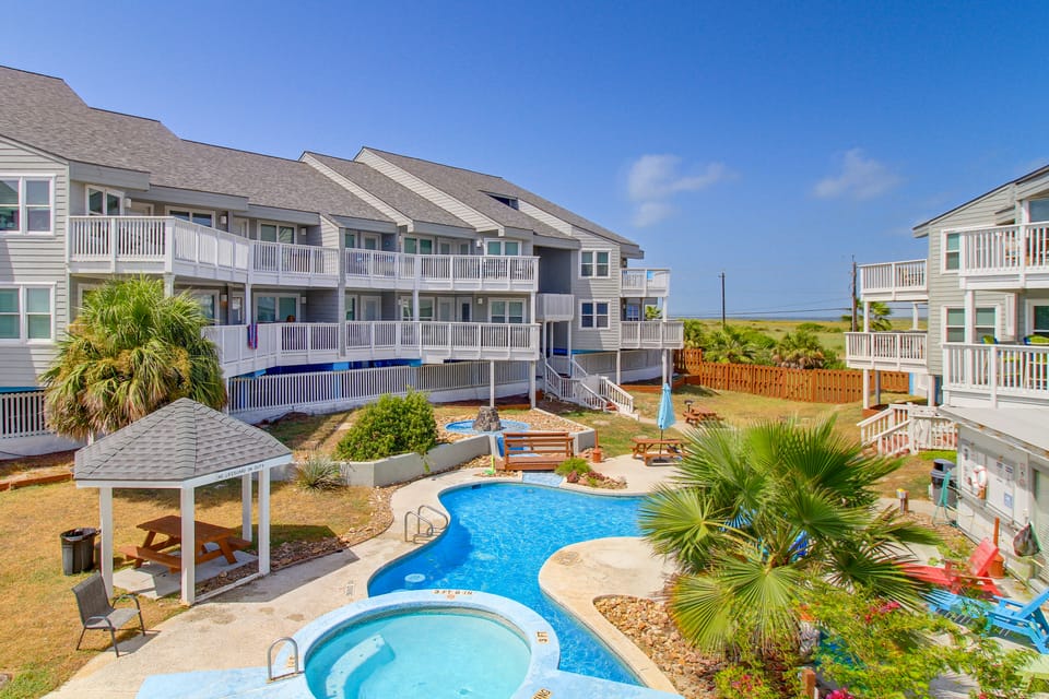 Unwind Poolside, Walk to Shore! Port Aransas Condo Apartment in Nueces County