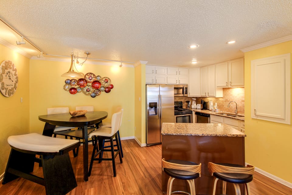 Unwind Poolside, Walk to Shore! Port Aransas Condo Apartment in Nueces County