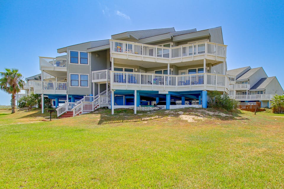 Unwind Poolside, Walk to Shore! Port Aransas Condo Apartment in Nueces County