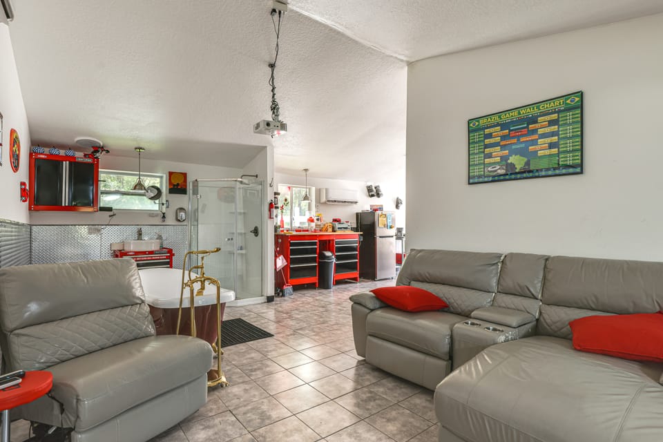 6 Mi to Spanish Springs! Private Unit w/ Projector Apartment in Florida