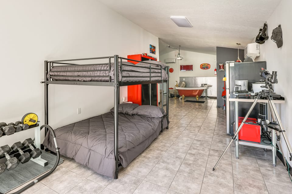 6 Mi to Spanish Springs! Private Unit w/ Projector Apartment in Florida