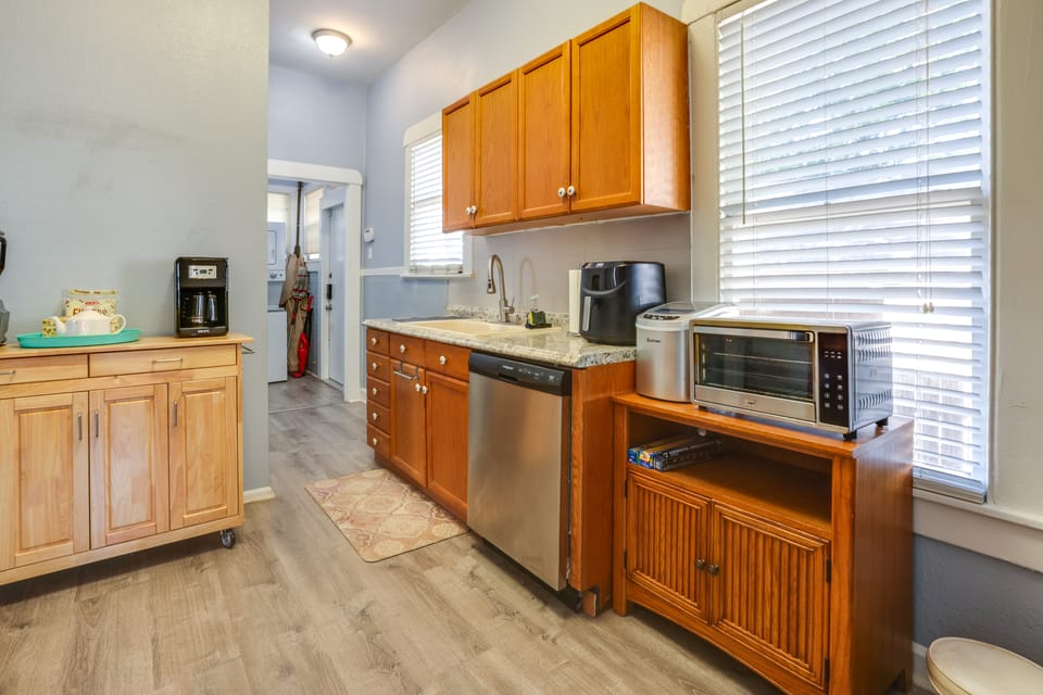 Quaint North Campus Bungalow Minutes From Downtown House in Austin