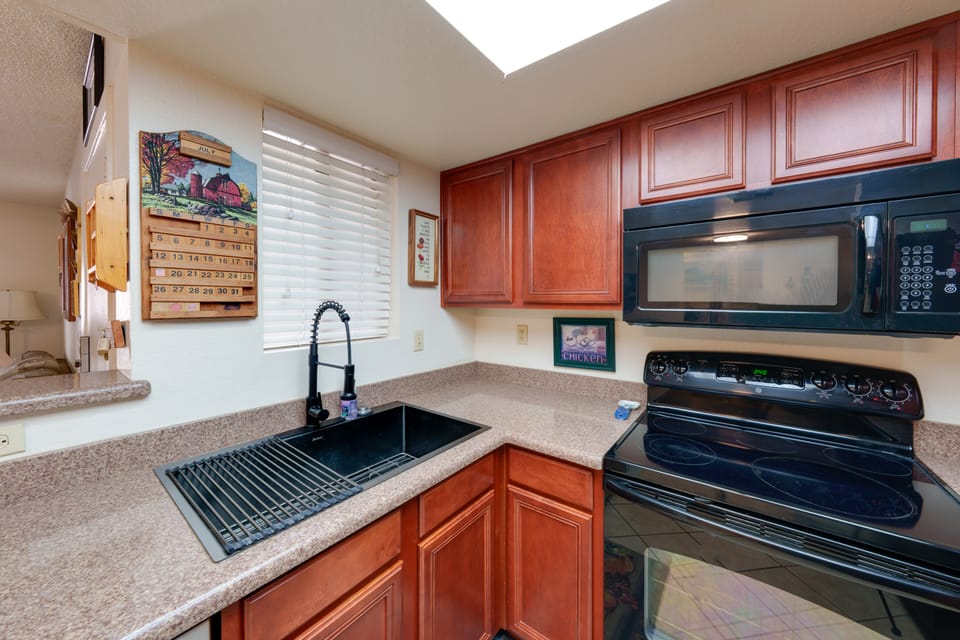 Work + Relax Poolside! Nurse-Ready Glendale Rental Apartment in Glendale
