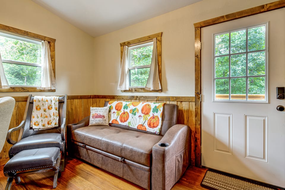 Deer Lodge Cabin by the French Broad River House in North Carolina