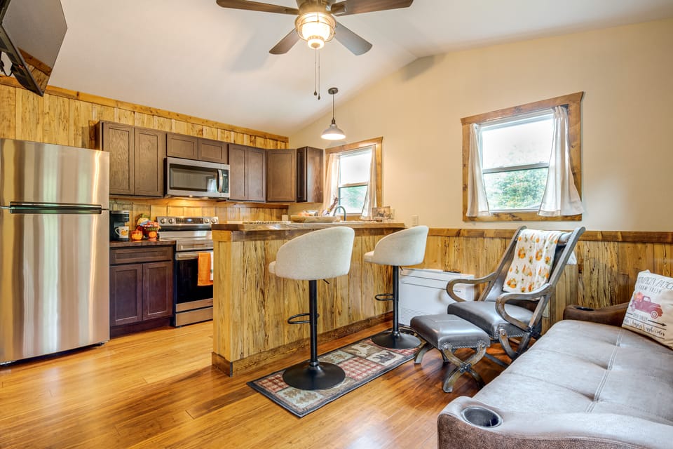 Deer Lodge Cabin by the French Broad River House in North Carolina