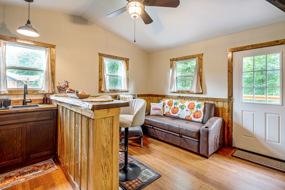 Deer Lodge Cabin by the French Broad River House in North Carolina