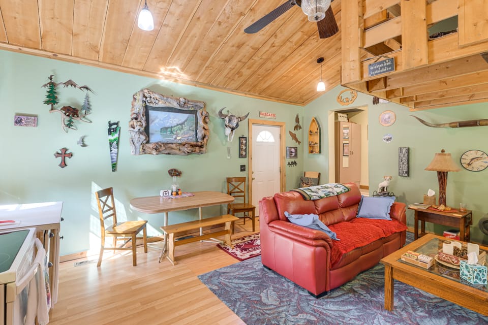 'Baby Squatch' w/ Mtn Views! Wise River Retreat House in Divide