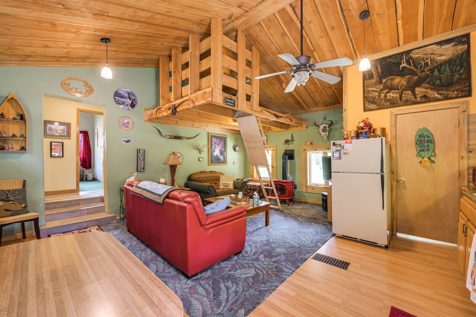 'Baby Squatch' w/ Mtn Views! Wise River Retreat House in Divide