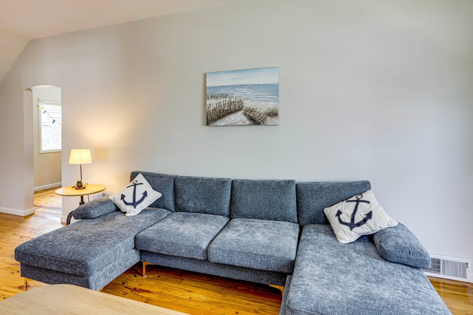 Steps to Beach, Eats & Marina! w/ Charming Patio House in Vermilion