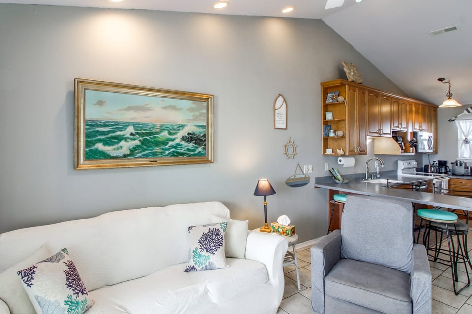 Unwind Poolside, Walk to Beach! Pensacola Getaway Apartment in Pensacola Beach