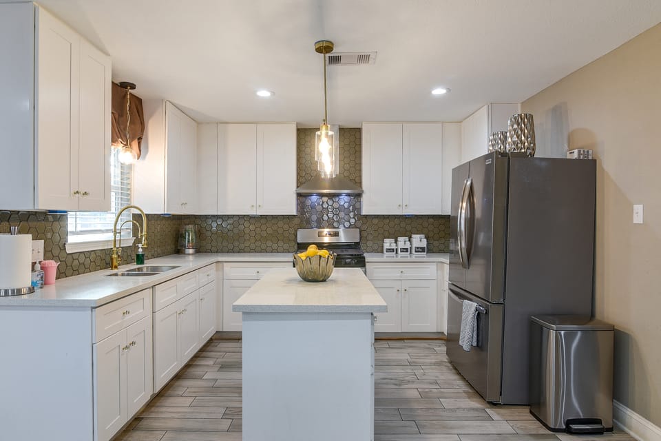 3 Mi to Hobby Airport! Retreat w/ Poolside Oasis House in Pasadena