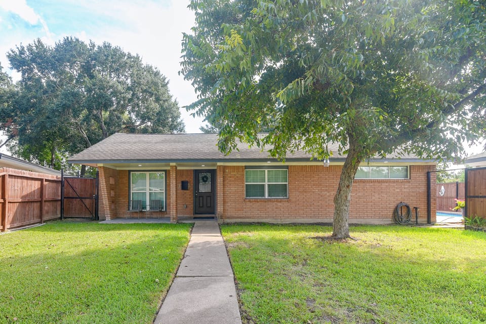 3 Mi to Hobby Airport! Retreat w/ Poolside Oasis House in Pasadena