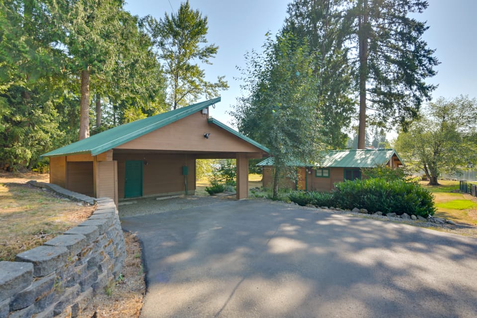 Lake Tapps Getaway w/ Private Fishing Dock! House in Washington