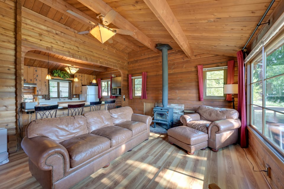 Lake Tapps Getaway w/ Private Fishing Dock! House in Washington